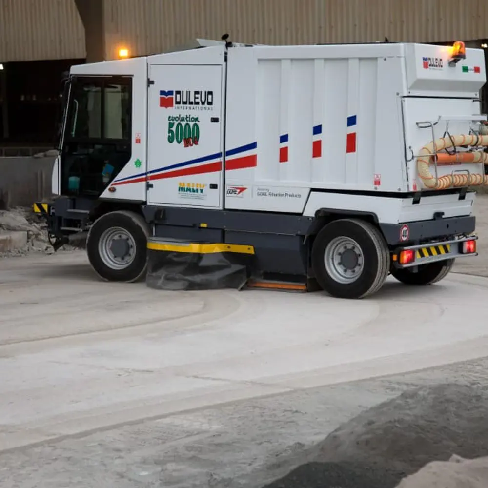 Dulevo 5000 veegmachine reinigt het terrein van een cementfabriek