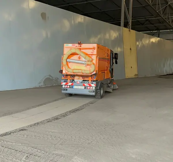 Oranje Dulevo D3 veegt stofvrij in industriehal met veger en blik principe