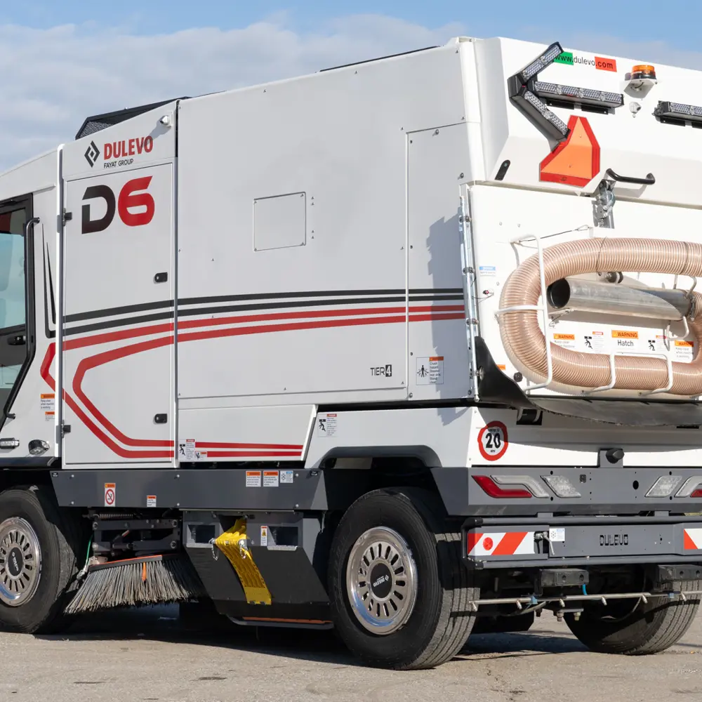 Dulevo D6 straatveegmachine met externe zuigslang aan de achterzijde