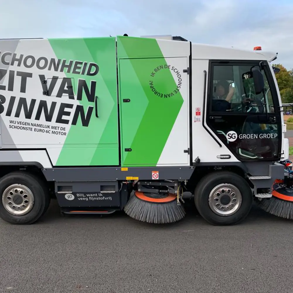 Dulevo D6 veegwagen met belettering van groenvoorziener SG Groen Groep