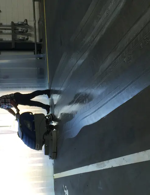 Industriële schrobmachine in een productieomgeving