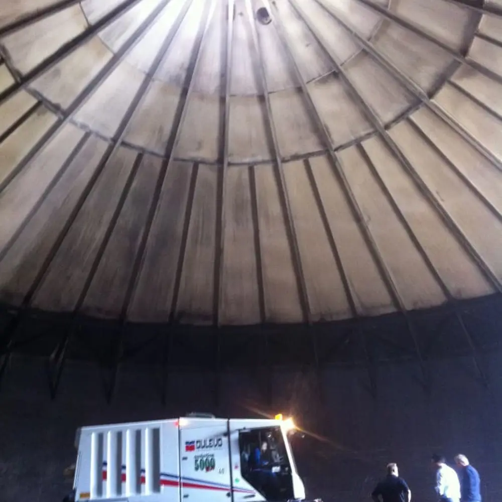 Dulevo 5000 fijnstofveegmachine aan het werk in een kolenopslaghal