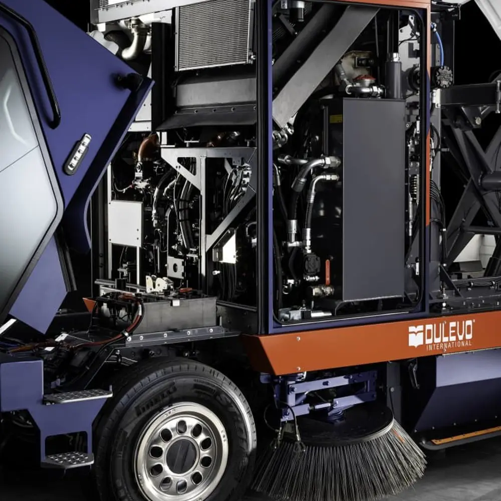 Geopende motorkap van de Dulevo D6 toont toegankelijke motorruimte