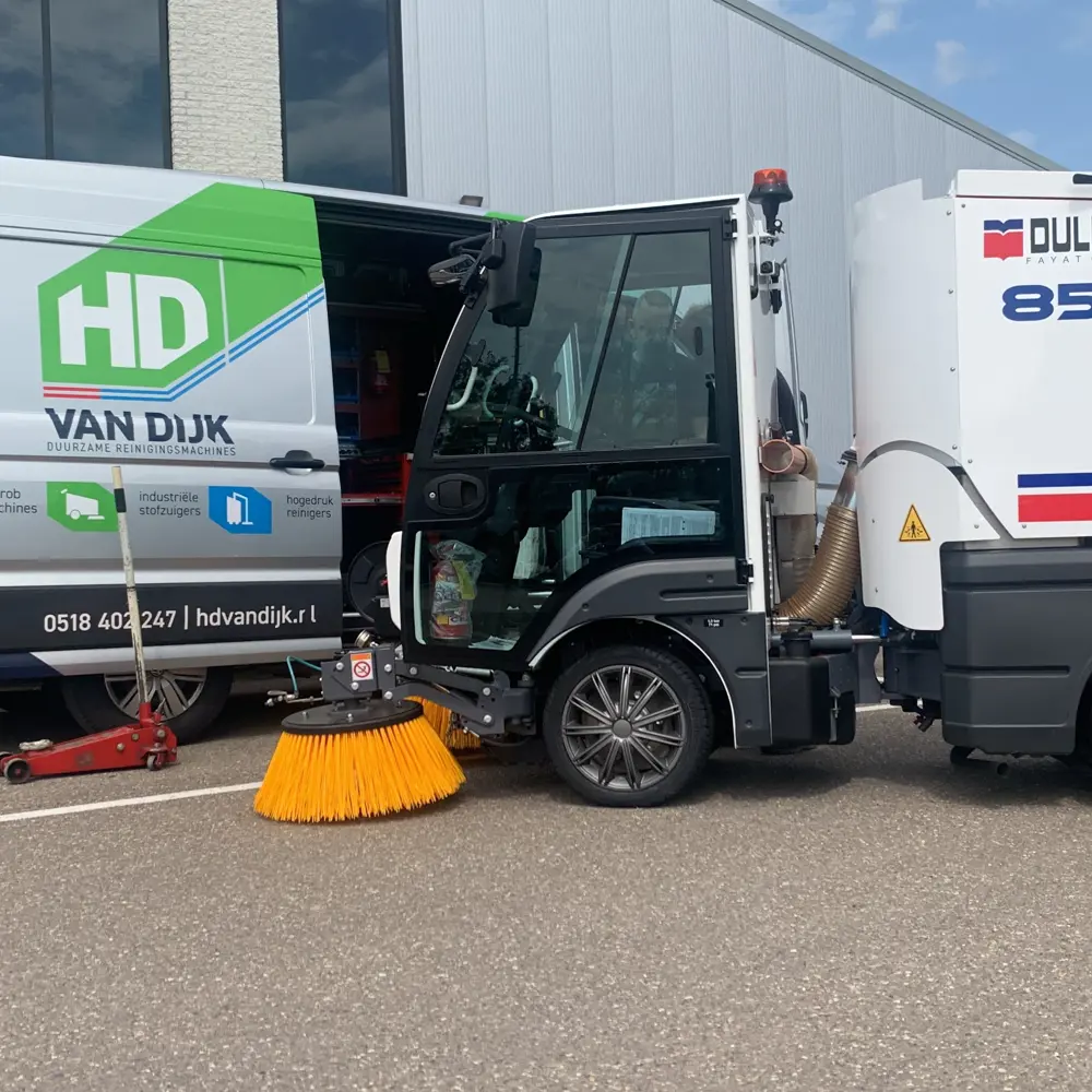 Dulevo 850 straatveegmachine naast HD van Dijk servicebus tijdens onderhoud