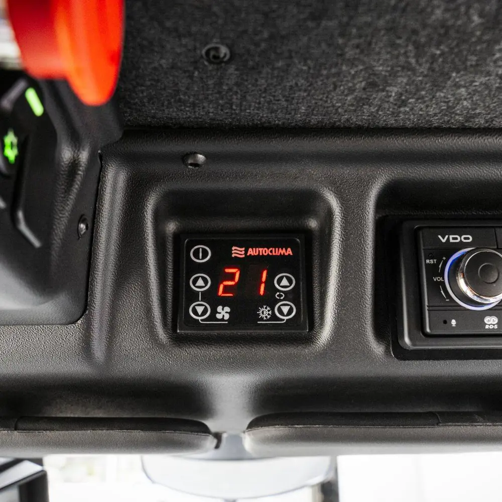 Dashboard met airco en radio in cabine van Dulevo Dzero2 straatveegmachine