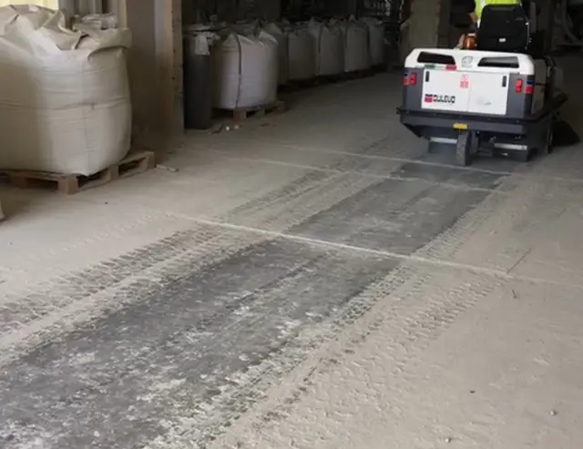 Dulevo 90 veegmachine in zeer stoffige omstandigheden aan het vegen