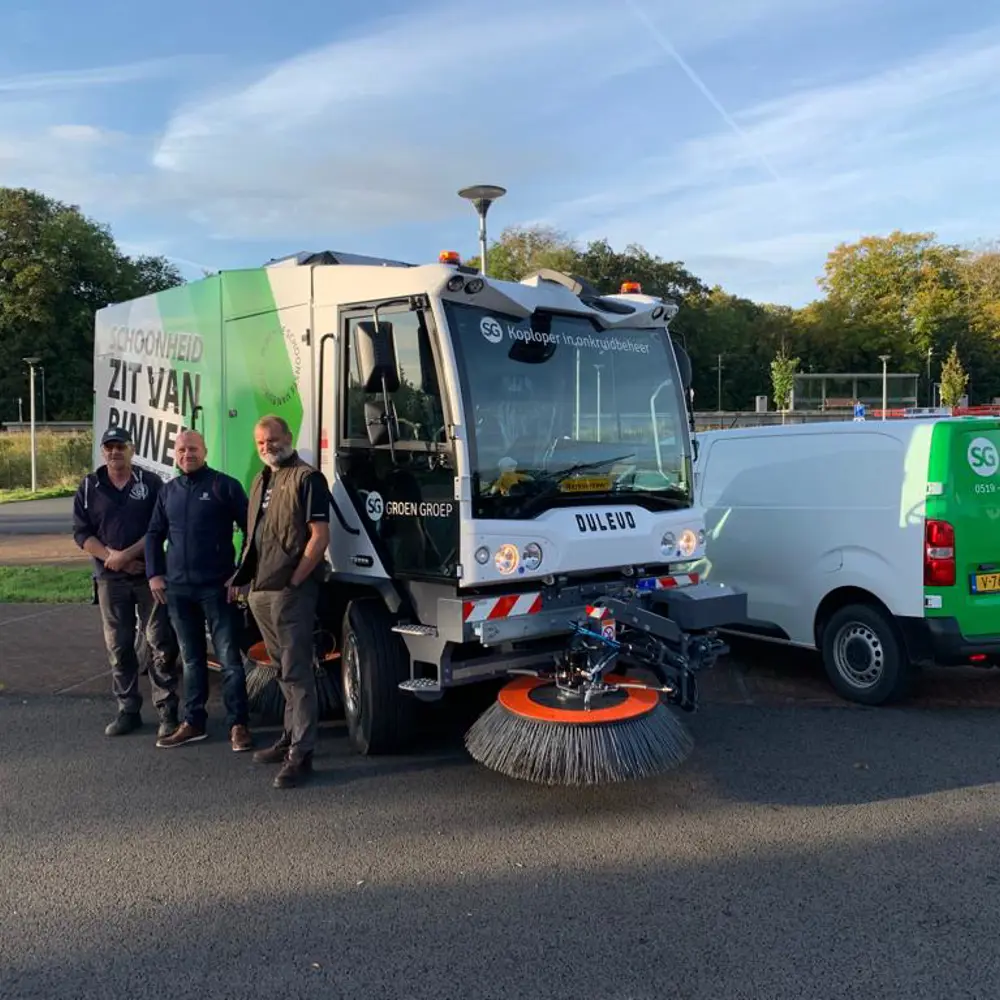 Team van SG Groen Groep bij hun Dulevo D6 straatveegmachine in Nederland