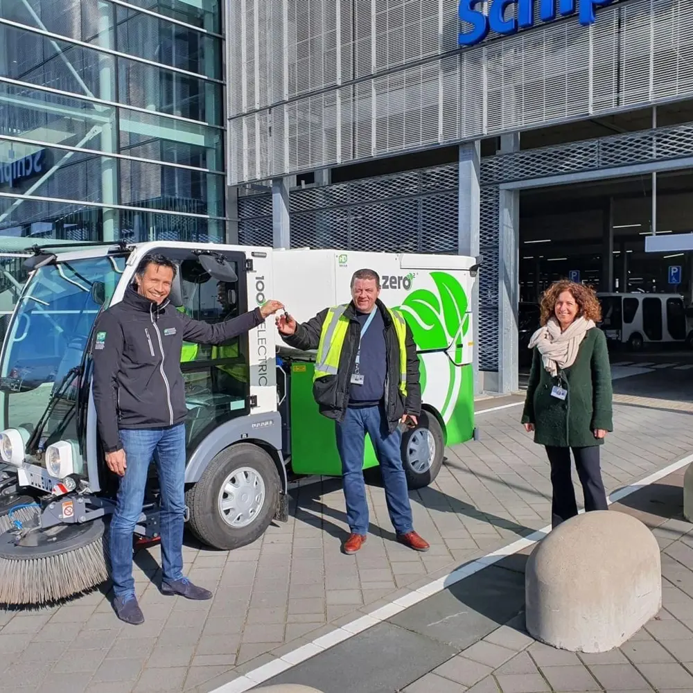 Overhandiging Dulevo Dzero2 elektrische veegmachine bij de terminal van Schiphol