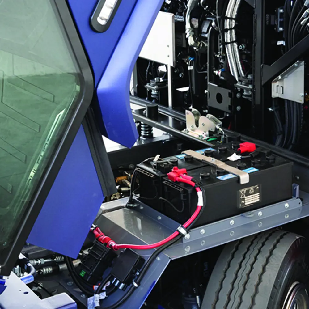 Dulevo D6 met kantelbare cabine voor eenvoudig motoronderhoud