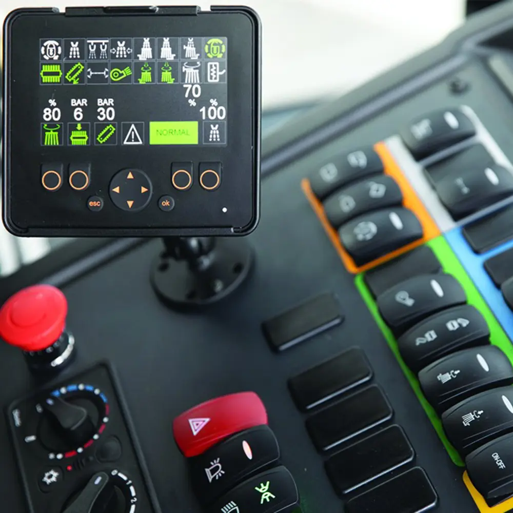 Dashboard Dulevo D3 met digitaal display, knoppen en noodstopschakelaar