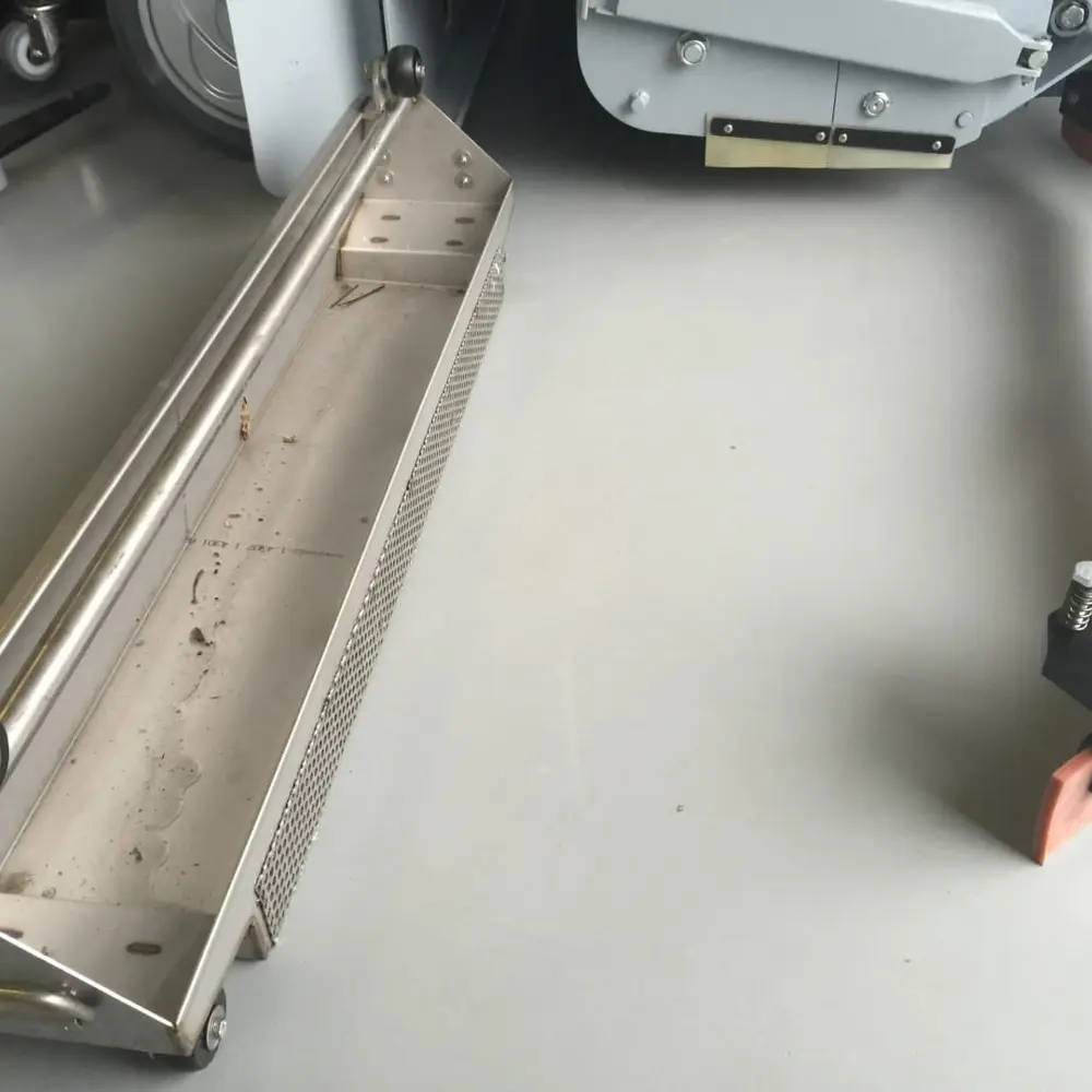 Opvangbak voor grof materiaal van de Floorpul Diamond 100S schrob-veegmachine