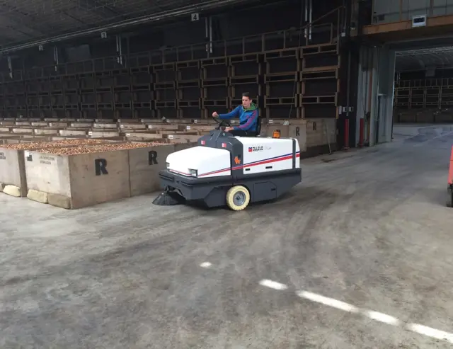 Veegmachine bij bloembollen producenten