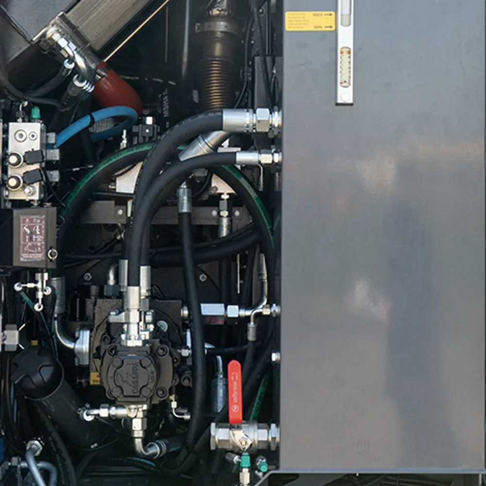 Hydraulisch systeem en motorcompartiment van de Dulevo D6 Veloce, detailopname