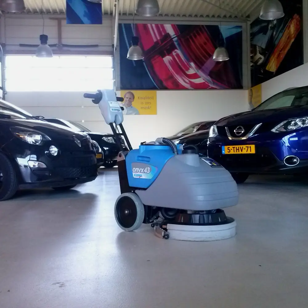 Floorpul Onyx 43B schrobmachine reinigt werkplaatsvloer effectief