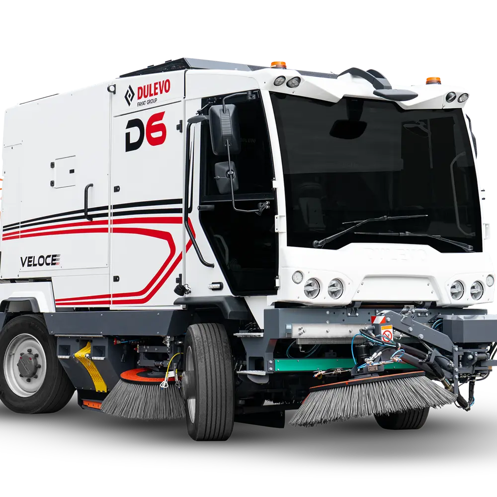 Dulevo D6 Veloce straatveegmachine driekwart vooraanzicht, productfoto op witte achtergrond