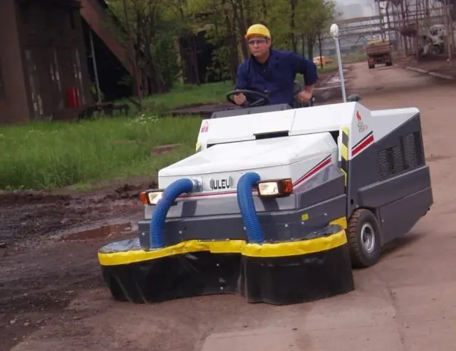 De veegmachine Dulevo 120 in de laad- en losdocks