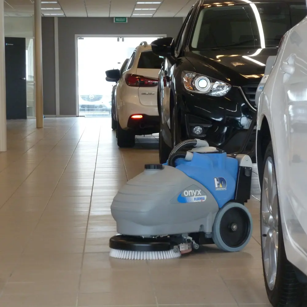 Floorpul Onyx 35B schrobmachine reinigt werkplaatsvloer effectief