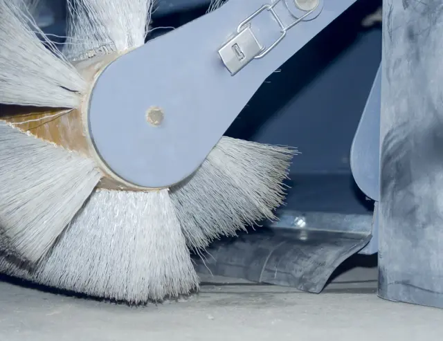 Een hoofdborstel die zich aanpast aan het te vegen oppervlakte