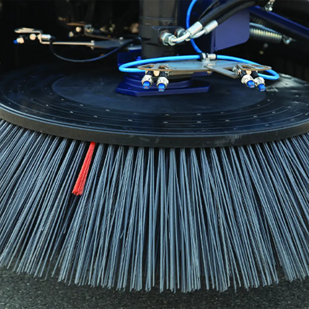 Ronde zijborstel met watersproeiers op de Dulevo D6 veegmachine