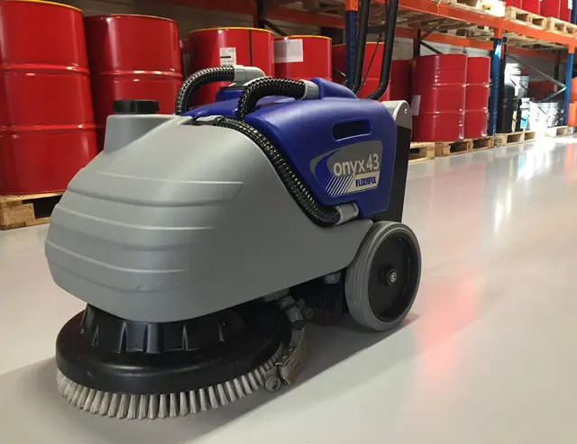 Schrobmachine in magazijn