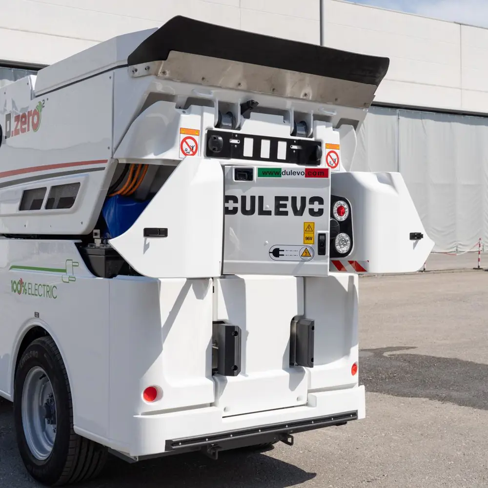 Achterzijde Dulevo Dzero2 emissievrije straatveegmachine met gesloten vuilcontainer