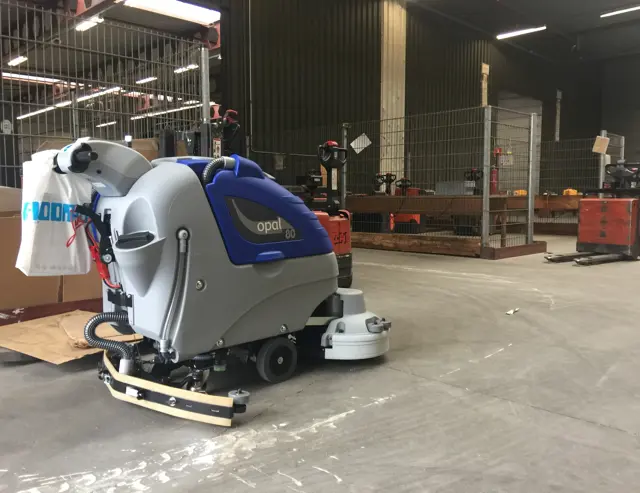 Floorpul Opal 80 schrobmachine in magazijn van transportbedrijf in Nederland