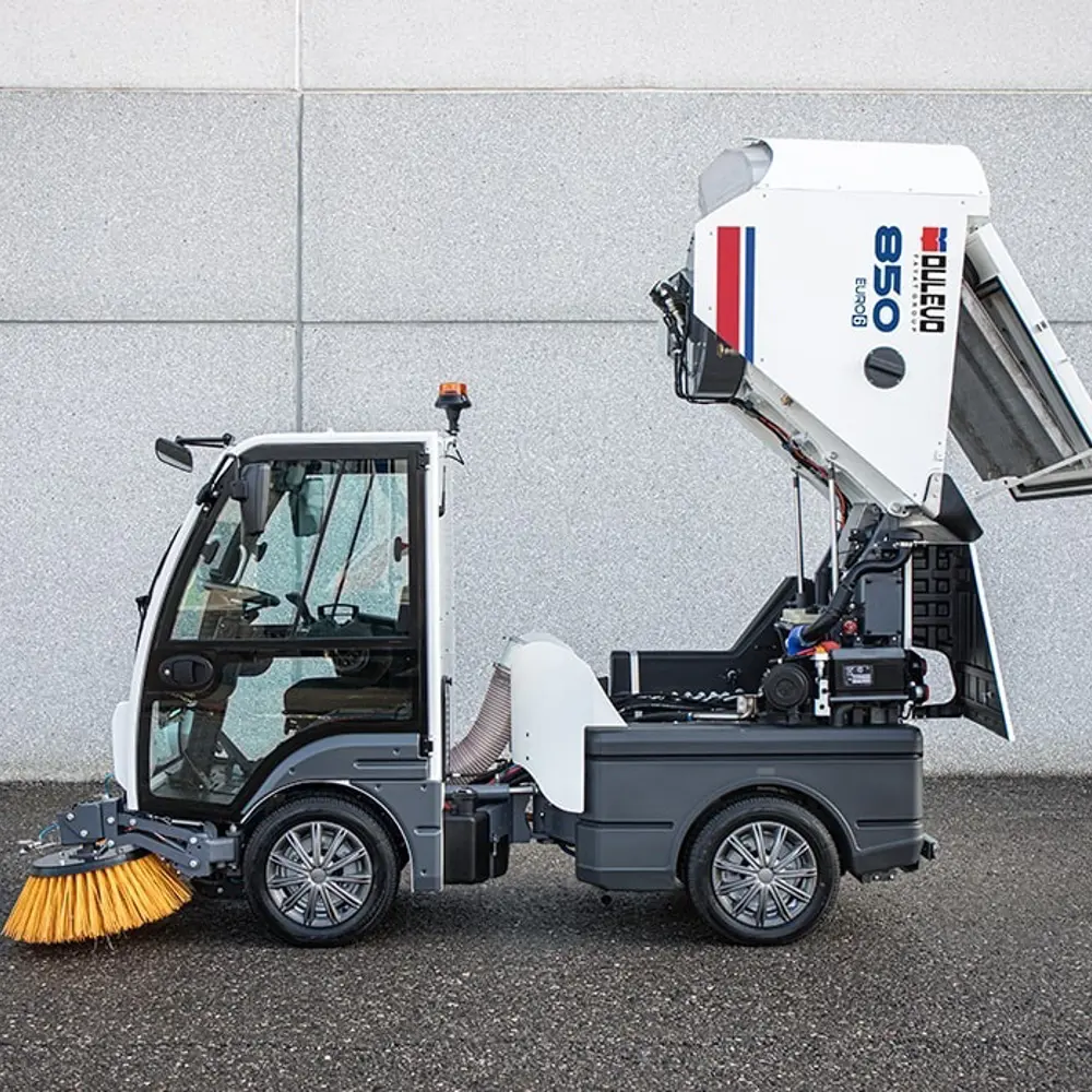 Dulevo 850 straatveegmachine met opengeklapte laadbak van opzij, zijborstel en cabine zichtbaar