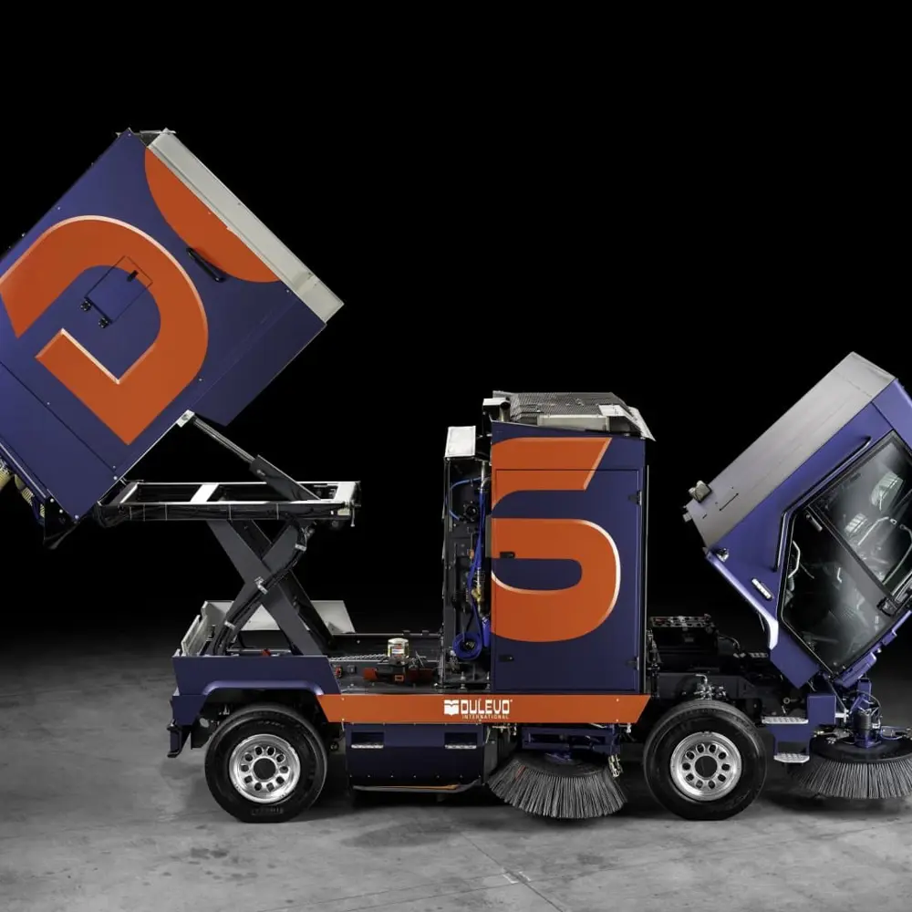 Dulevo D6 met volledig gekantelde cabine en vuilcontainer voor onderhoud