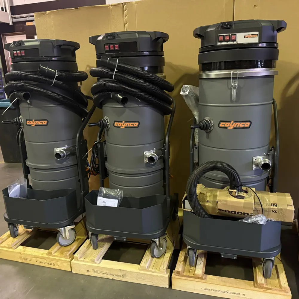 Coynco BM375M industriële stofzuigers opgesteld op pallets in magazijn Nederland