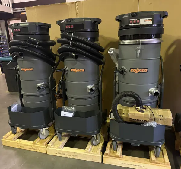 Coynco BM375M industriële stofzuigers opgesteld op pallets in magazijn Nederland