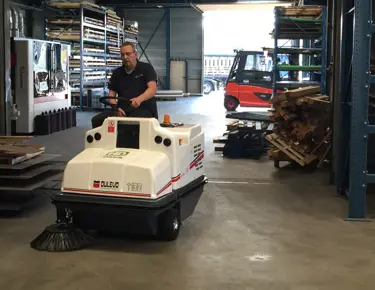 Industriële veegmachine Dulevo 1100 in de praktijk