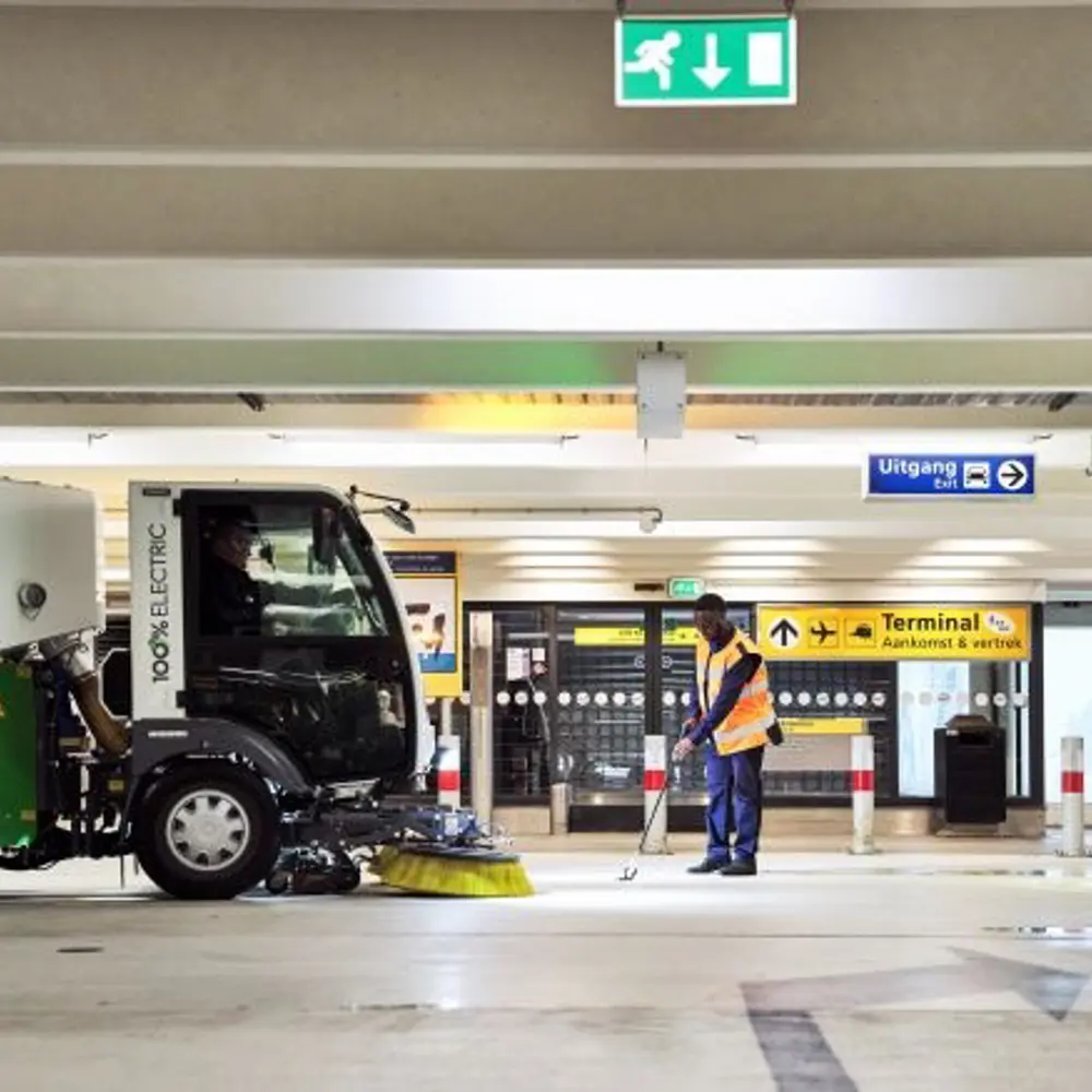 Elektrische Dulevo Dzero2 veegmachine reinigt de parkeergarage van Schiphol Terminal
