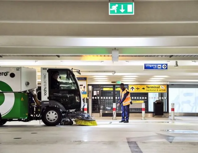 elektrische straatveegmachine Dulevo Dzero2 veegt op Schiphol in de parkeergarage