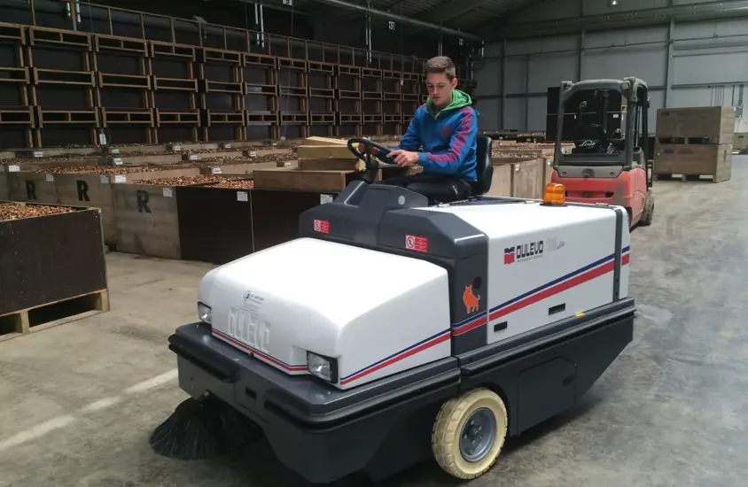 Veegmachine Dulevo 100 in de praktijk