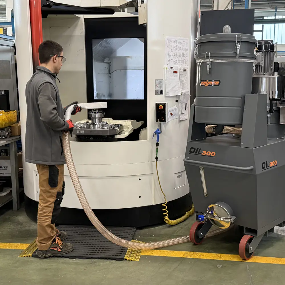 Coynco OIL 300 oliezuiger bij CNC-bewerkingscentrum operator aan het werk