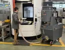 Coynco OIL 300 oliezuiger bij CNC-bewerkingscentrum operator aan het werk