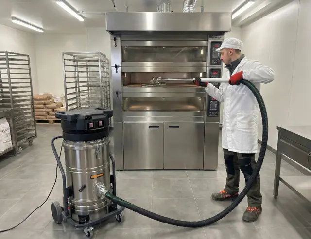 Uitzuigen horeca kuiken met de WM 220 Basic Oven