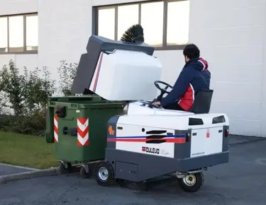 Industriële veegmachine Dulevo 90 container legen
