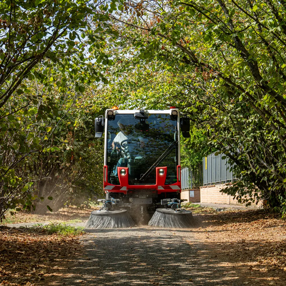 Dulevo Dzero2 emissievrije straatveegmachine ruimt bladeren op een bospad