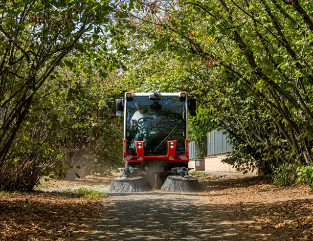 Dulevo Dzero2 emissievrije straatveegmachine ruimt bladeren op een bospad