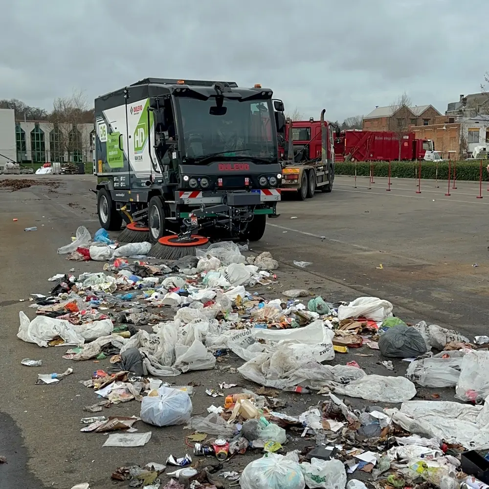 Dulevo D6 Veloce straatveegmachine ruimt zwerfafval op een evenemententerrein in Leuven