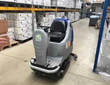 Floorpul Coral 70S zit-schrobveegmachine in distributiecentrum in Nederland