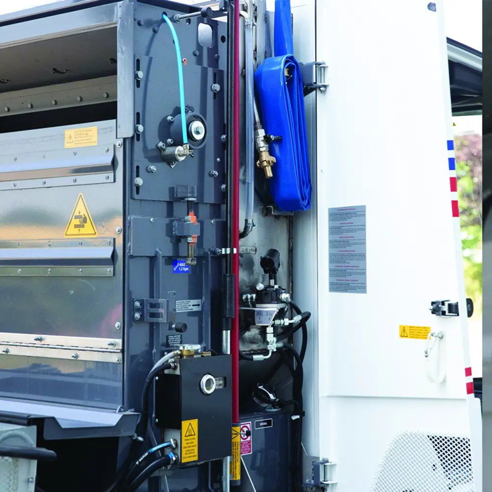 Hydraulisch systeem en waterpaneel aan zijkant van de Dulevo D3