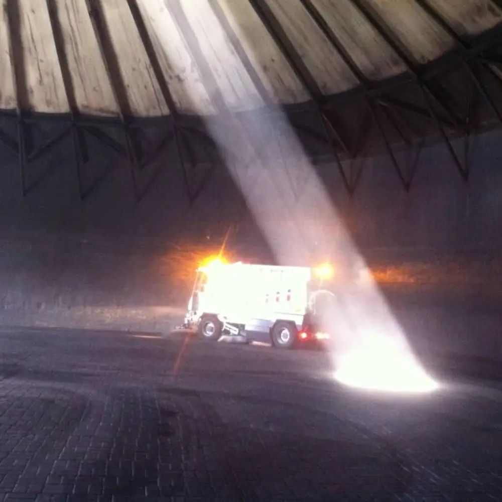 Dulevo 5000 veegmachine reinigt een kolenopslaghal van binnenuit