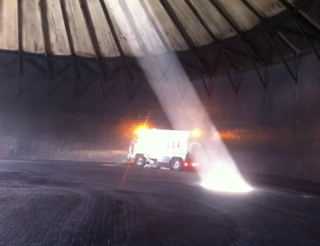 Stofvrij vegen in de industrie met de straatveegmachine Dulevo D6