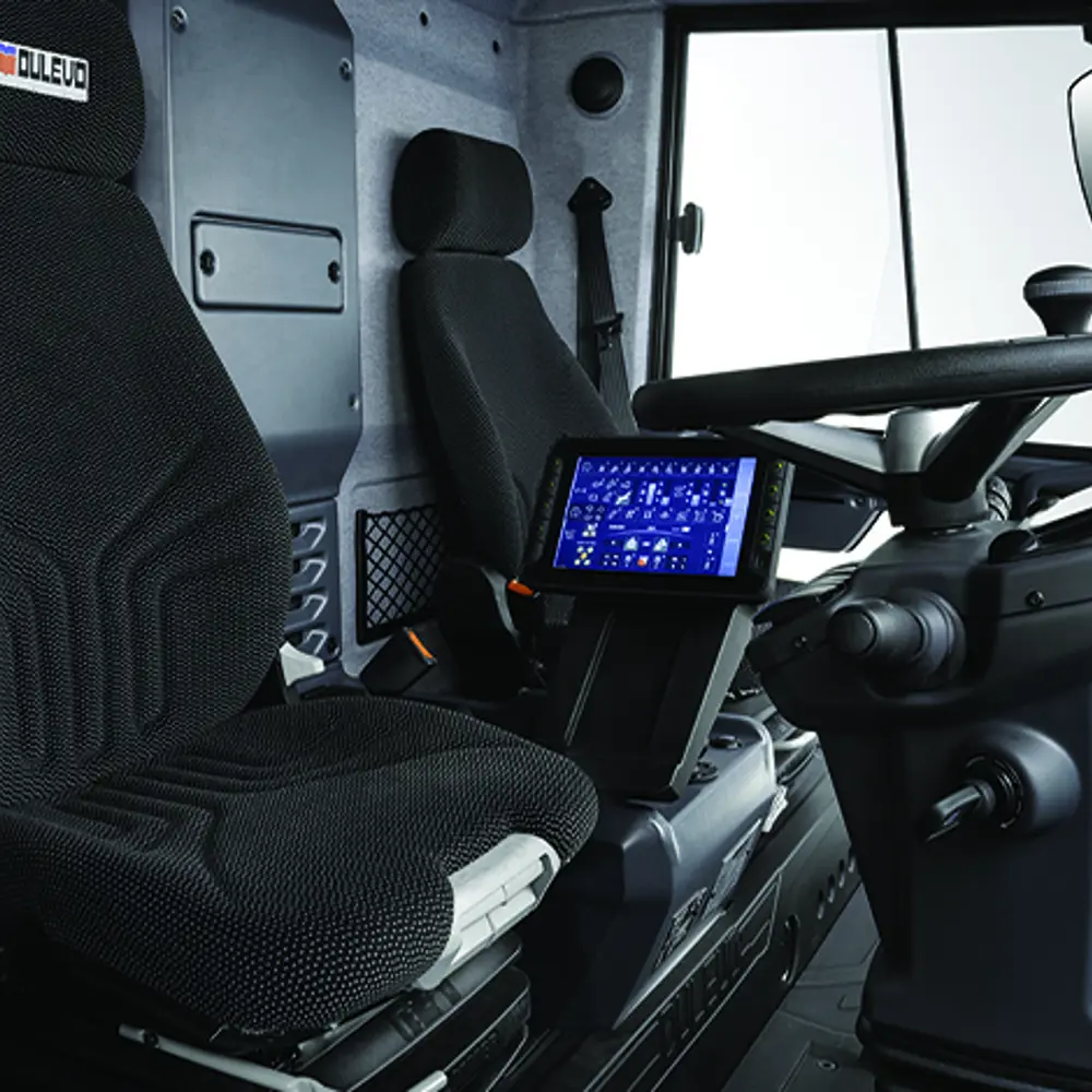 Ruime cabine met digitaal display in de Dulevo D6 straatveegmachine