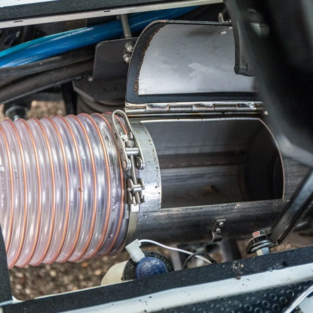 Detailopname zuigsysteem van de Dulevo 850 veegmachine, flexibele slang en filterunit van dichtbij