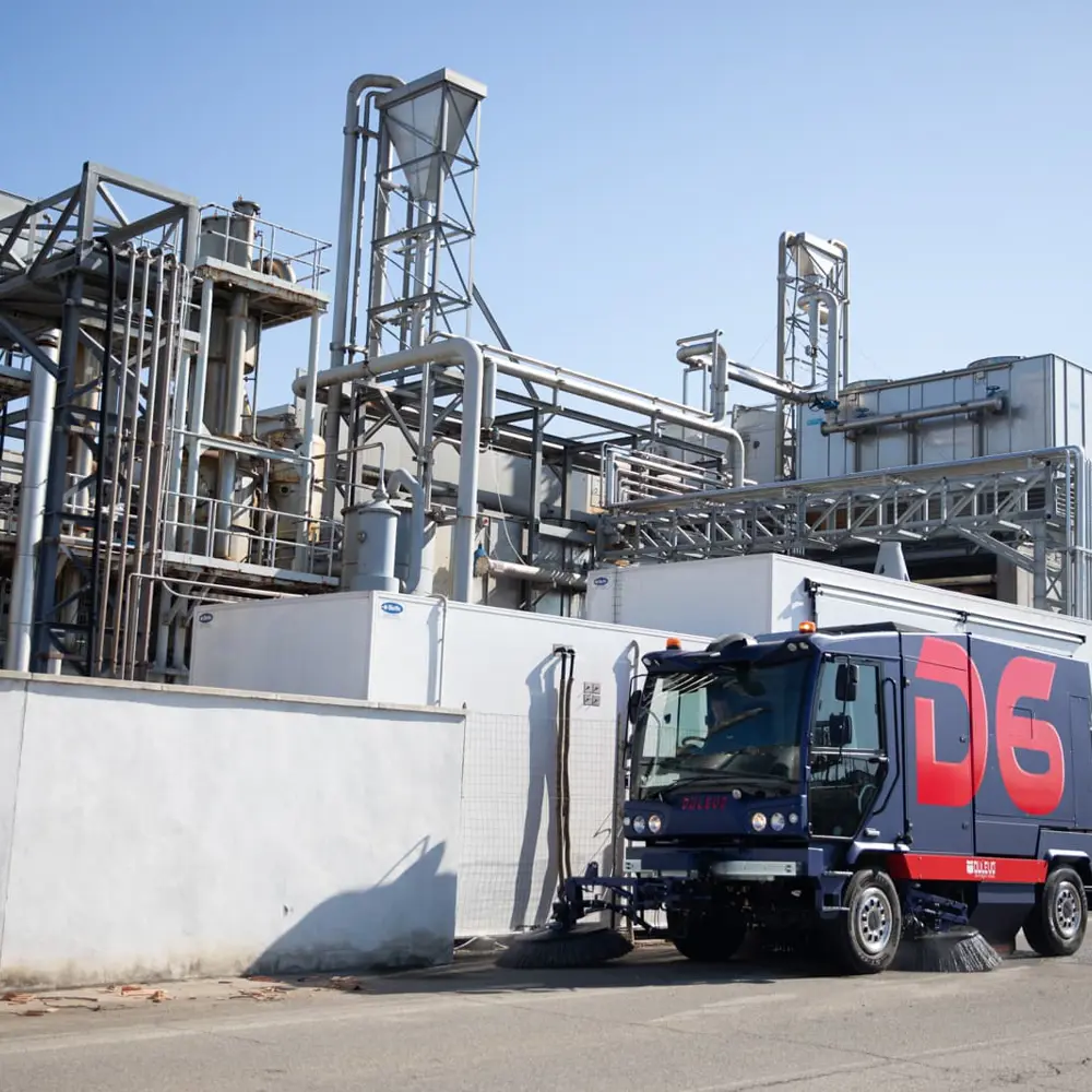 Dulevo D6 straatveegmachine veegt een industrieterrein schoon