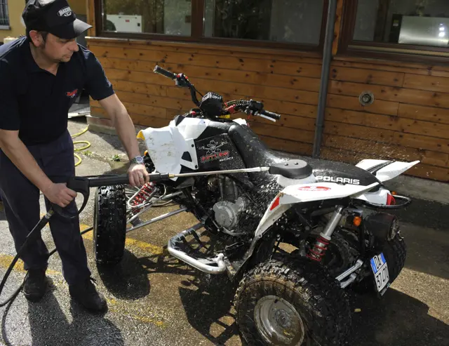 Hogedrukreiniger voor de loonwerkers. De benzine hogedrukreiniger is overal meer naartoe te nemen.