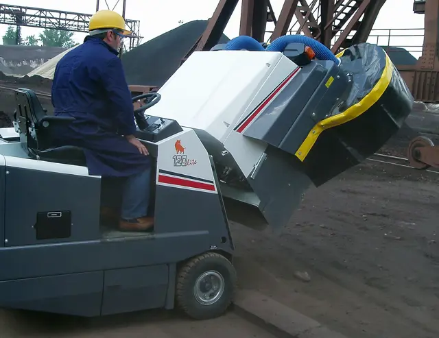 Veegmachine voor de staalindustrie. De zeer zware industriële omgeving.